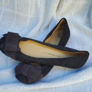 Isaac Mizrahi live Grey flannel‎ flats 9.5